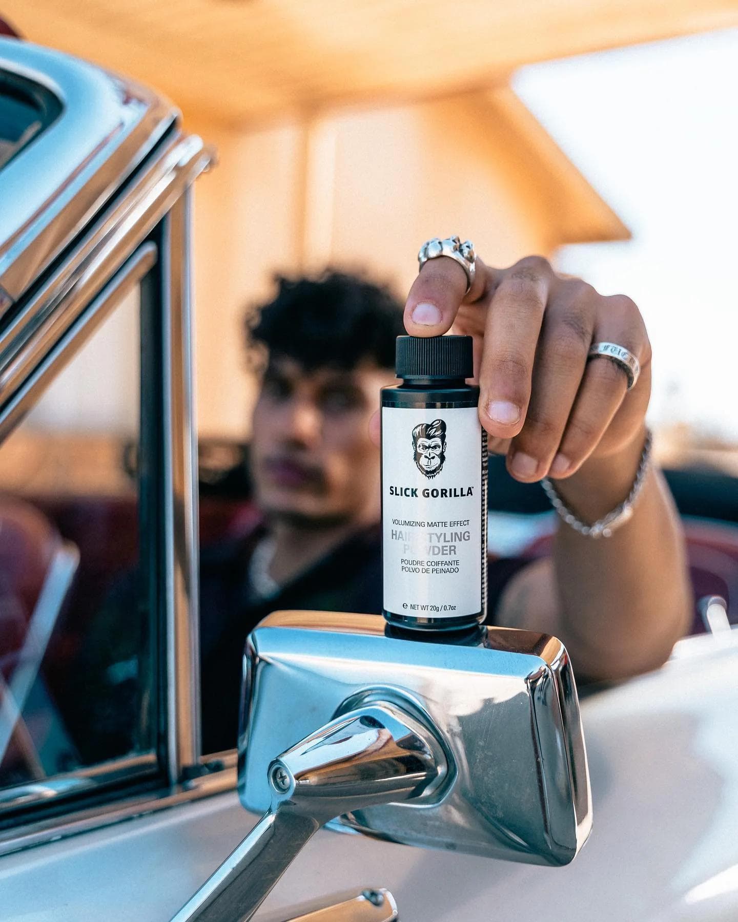 Revolúcia v objeme: prečo je Slick Gorilla Hair Powder tajnou zbraňou vášho barbera